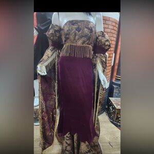 Custom dress it’s very nice fabric. Very nice dress.